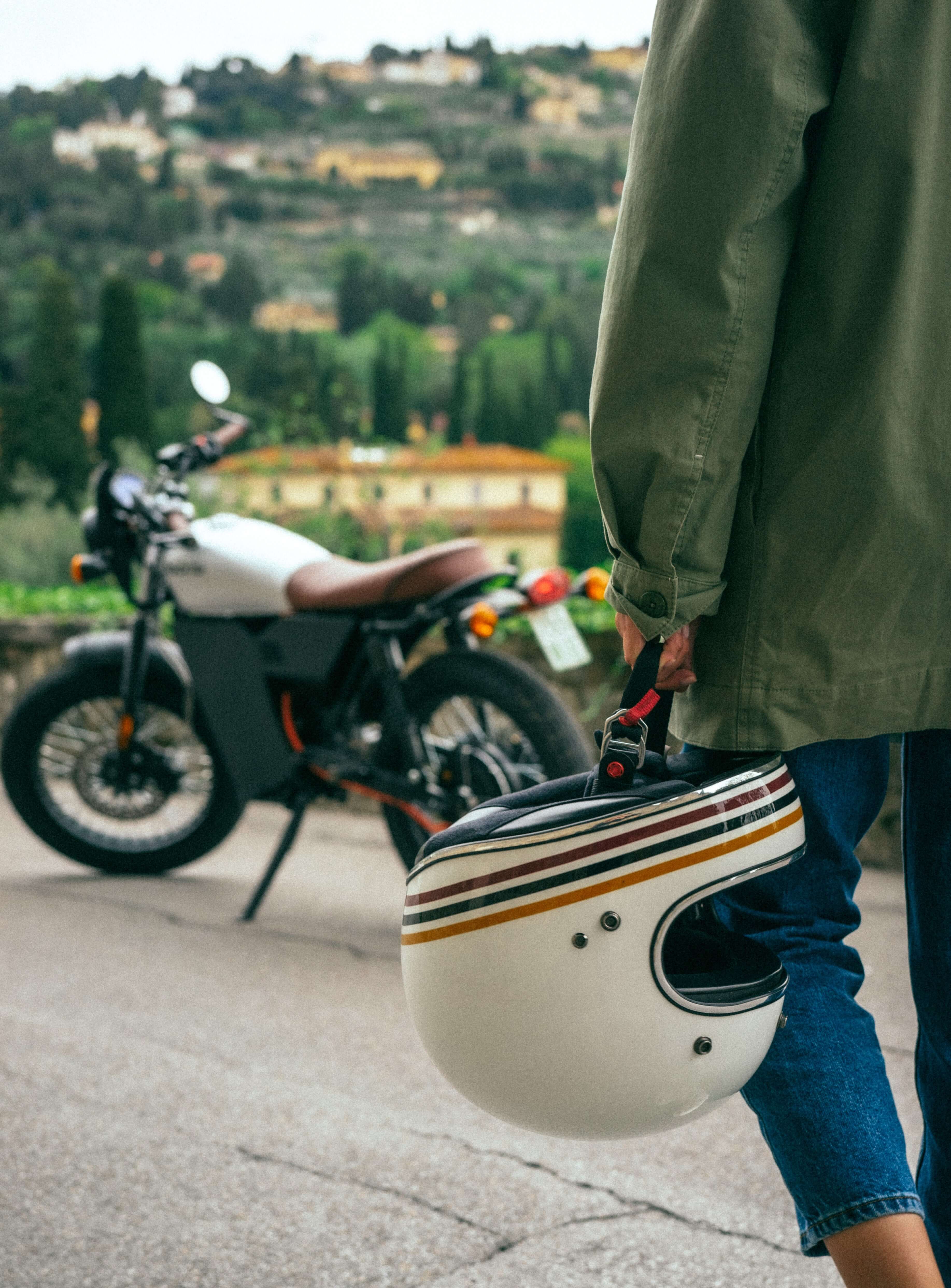 Casco y moto de época