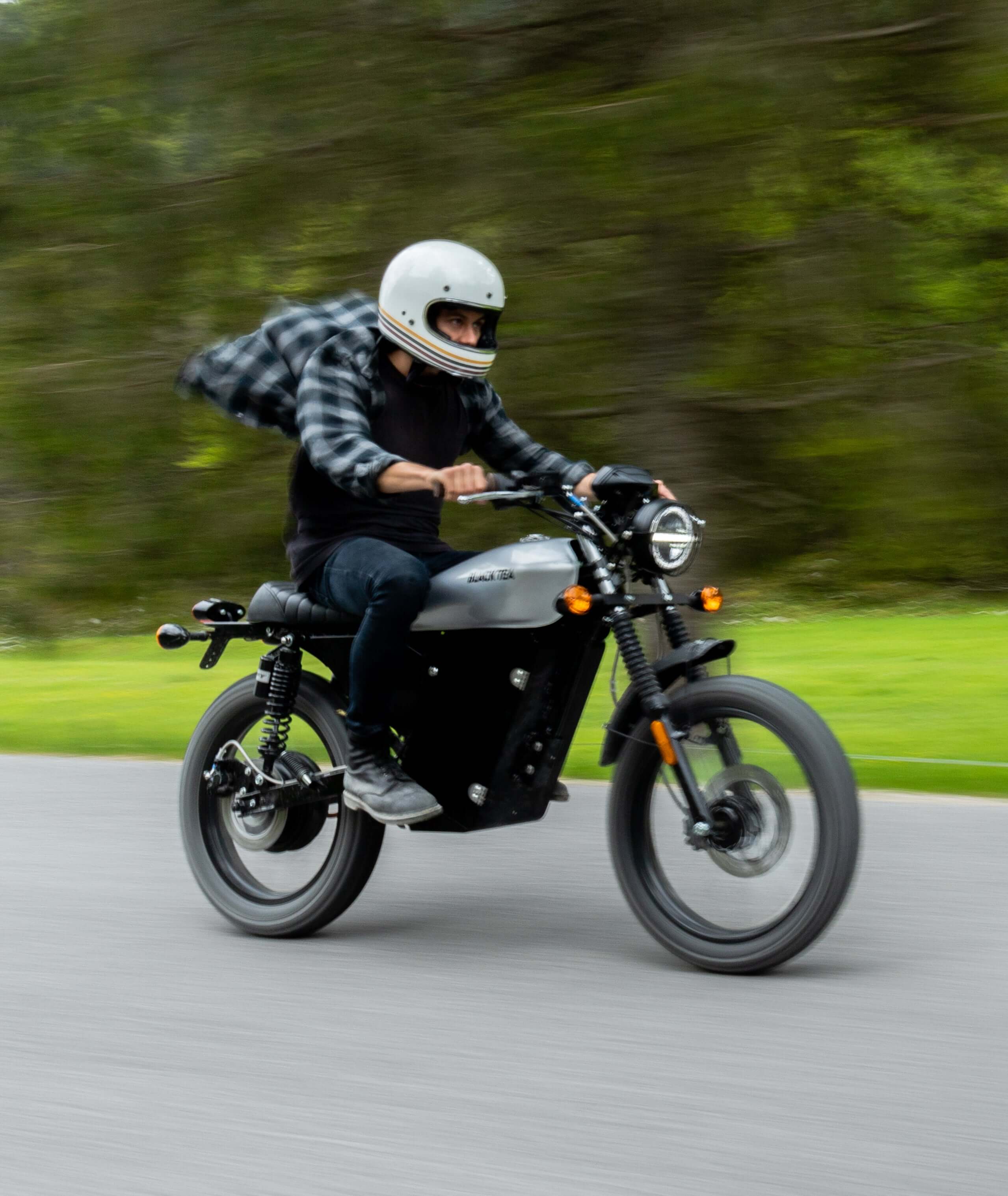 Piloto en moto eléctrica con diseño vintage