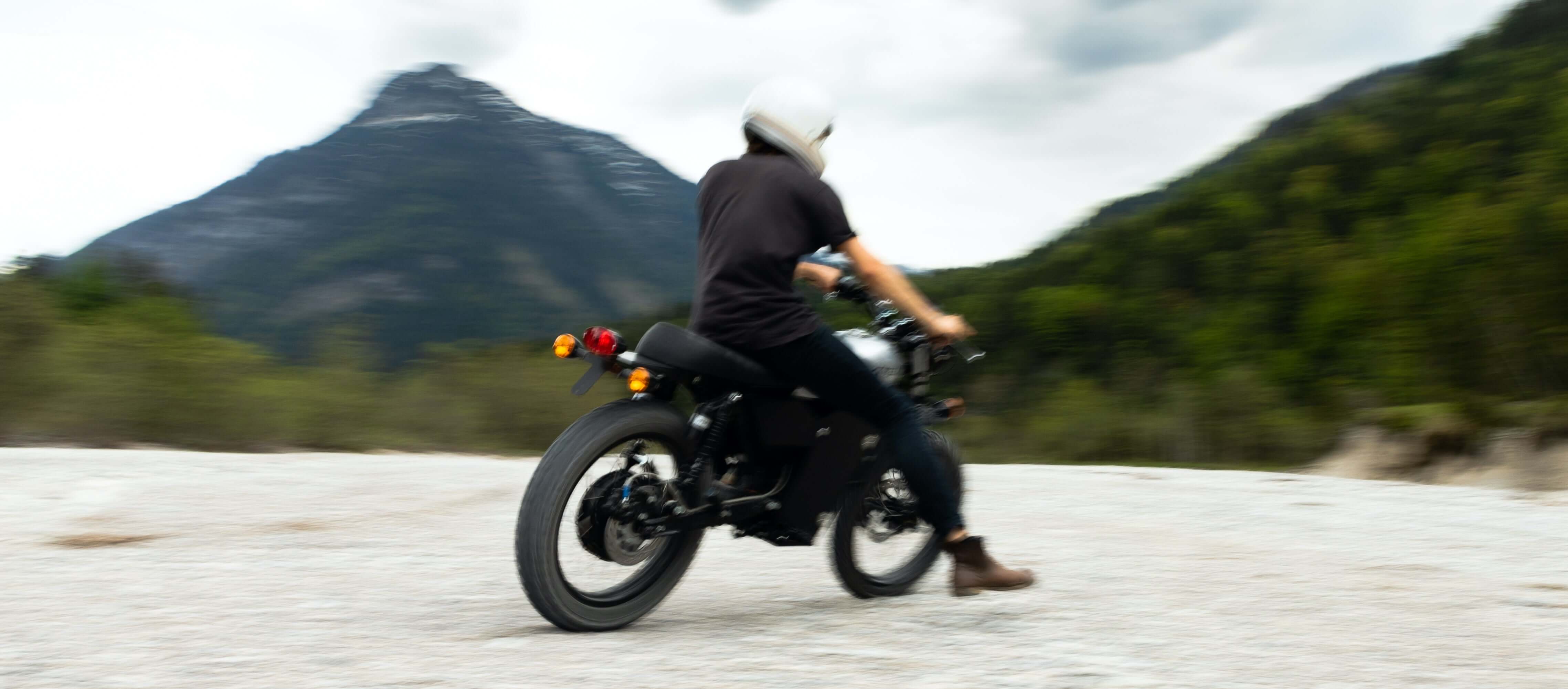 Motociclo elétrico a andar demasiado depressa